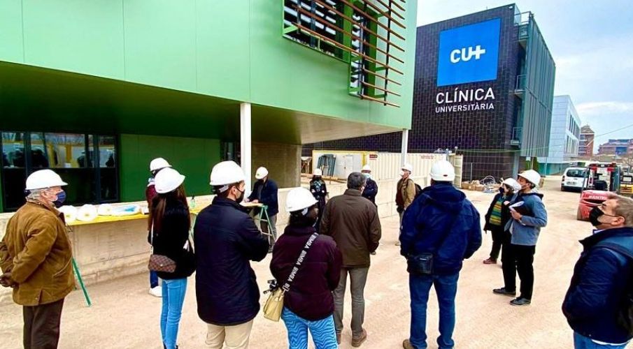 Visita de quince arquitectes de COAC al edifici modular FUB4 de Manresa